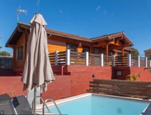 Piscina junto a la cabaña de madera Villa Tanqueta