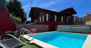 Piscina junto a la cabaña de madera Villa Tanqueta
